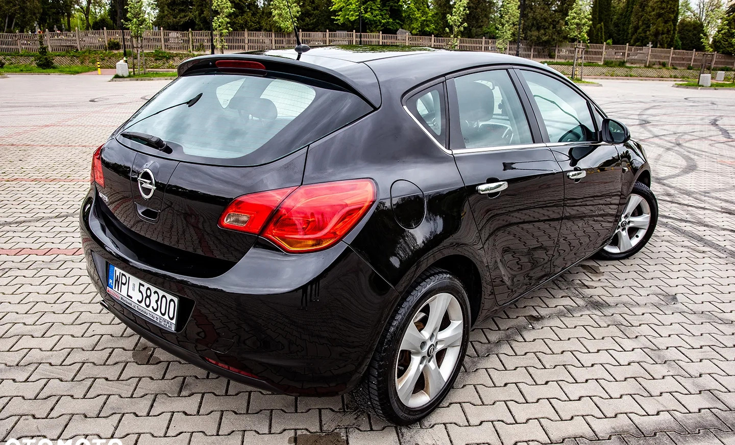 Opel Astra cena 26500 przebieg: 219000, rok produkcji 2011 z Płock małe 191